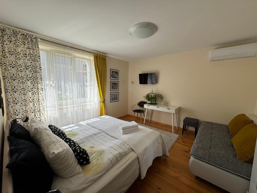 Lova arba lovos apgyvendinimo įstaigoje Guest house ''8 Smilgos''