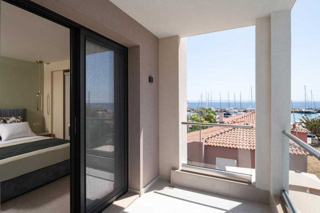 Balkón nebo terasa v ubytování Endless Blue Luxury Suites
