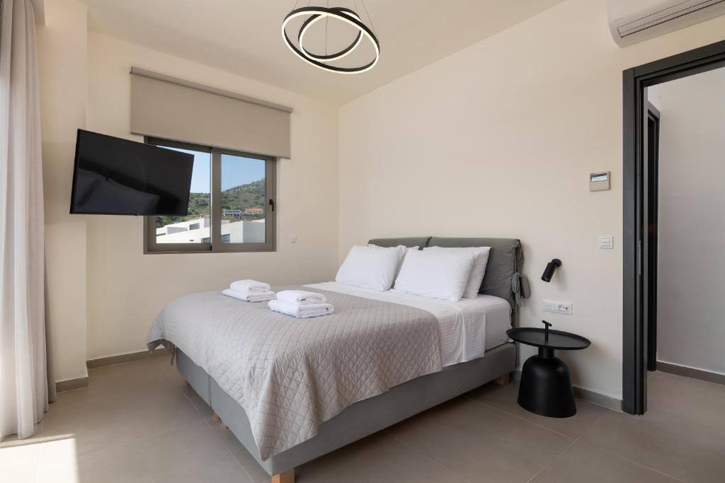 Postel nebo postele na pokoji v ubytování Pantheon Luxury Villas Rhodes Island