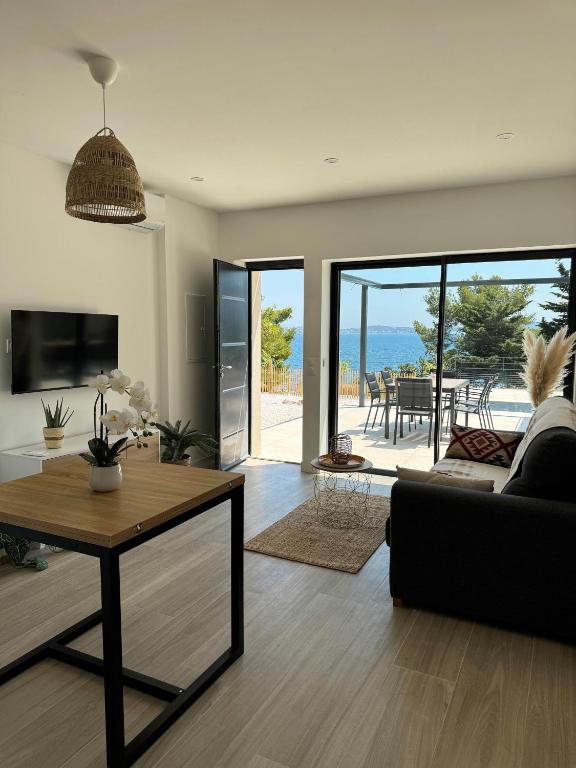 un salon avec un canapé et une table dans l'établissement La Villa Dina, à Carqueiranne