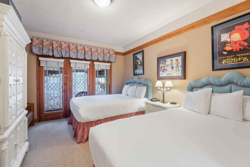 Una habitación de hotel con dos camas y dos ventanas. en The Charter at Beaver Creek G055, en Beaver Creek