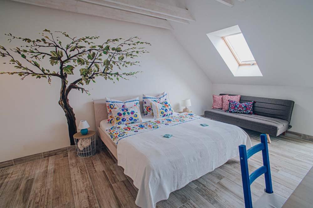 En eller flere senge i et værelse på Vinařství Volavka