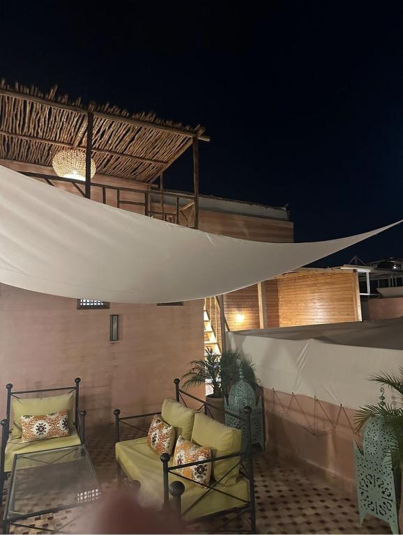 Balkón nebo terasa v ubytování Riad des trois palais