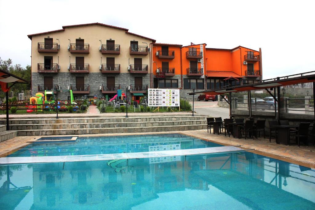 una gran piscina frente a un edificio en Hotel Panorama, en Agios Panteleimon