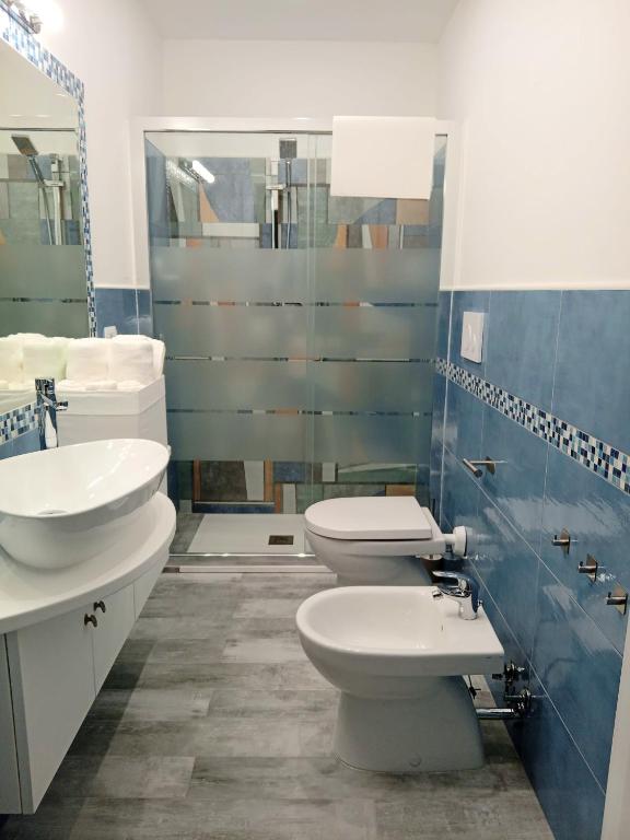 un bagno con due WC, un lavandino e uno specchio di Euphoria Guest House a San Felice Circeo