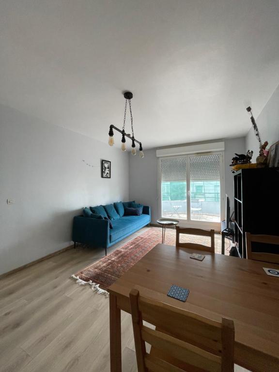 Posezení v ubytování Appartement à 2 pas du Stade de France avec vue sur canal