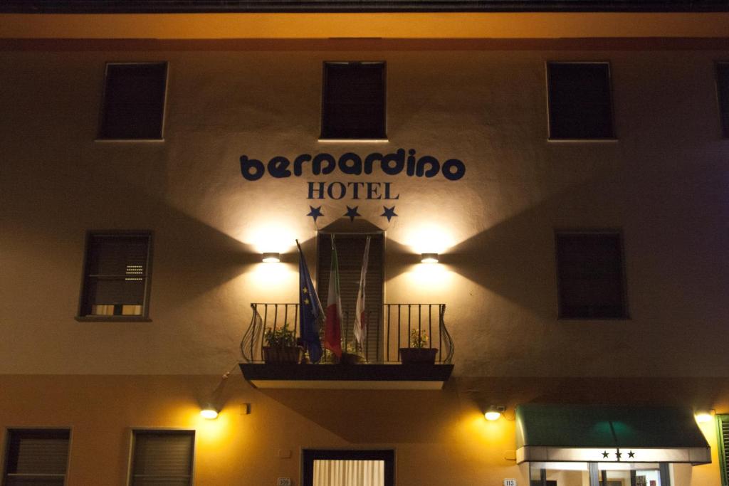 De façade/entree van Hotel Bernardino