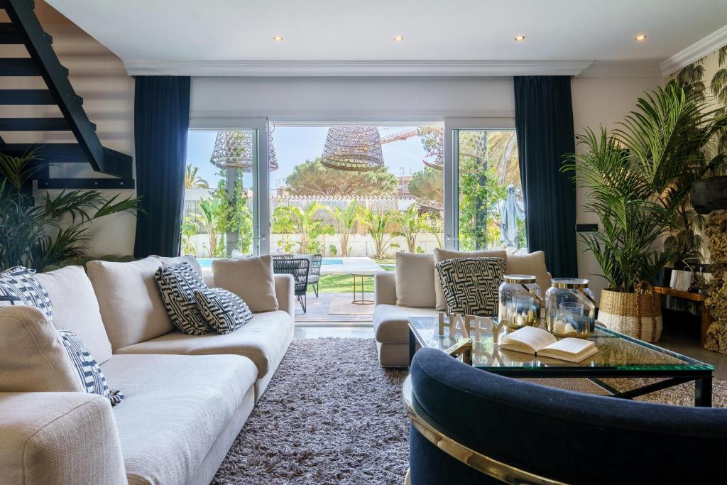 Posedenie v ubytovaní Golden Villa Luxury Pool Retreat & Beach