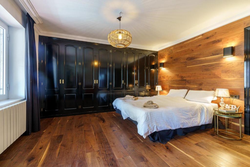Posteľ alebo postele v izbe v ubytovaní Golden Villa Luxury Pool Retreat & Beach