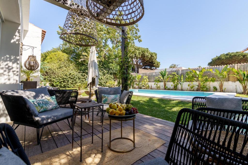 Bazén v ubytovaní Golden Villa Luxury Pool Retreat & Beach alebo v jeho blízkosti