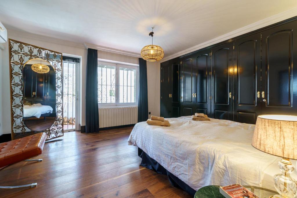 Posteľ alebo postele v izbe v ubytovaní Golden Villa Luxury Pool Retreat & Beach