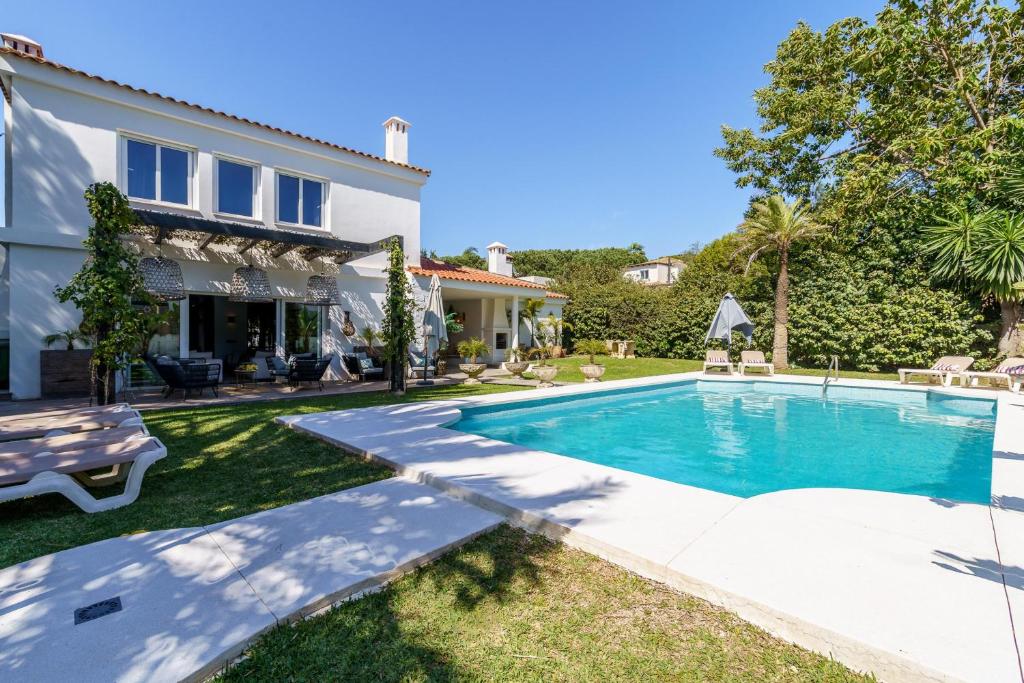 Bazén v ubytovaní Golden Villa Luxury Pool Retreat & Beach alebo v jeho blízkosti