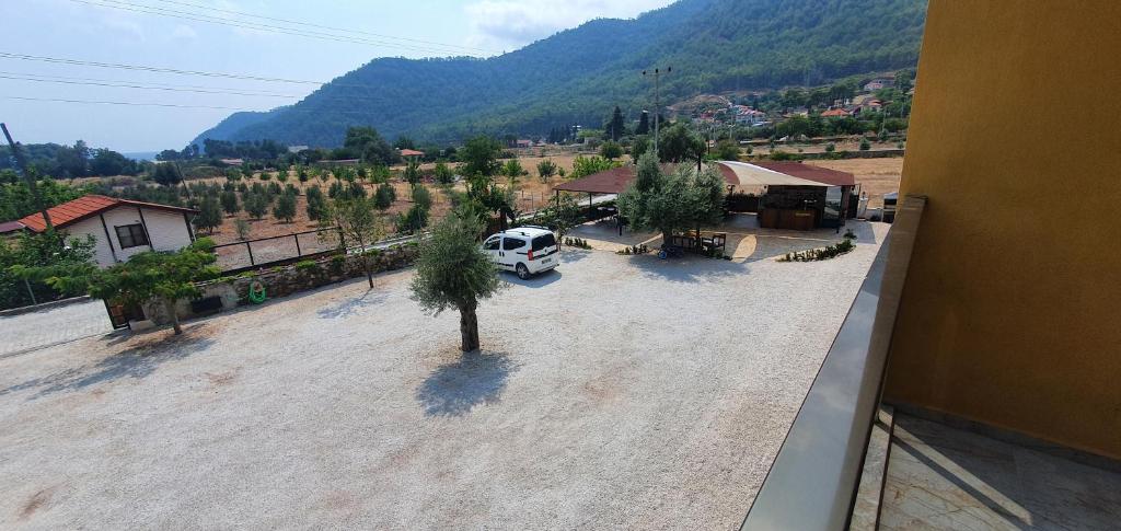 Nespecifikovaný výhled na hory nebo výhled na hory při pohledu z aparthotelu