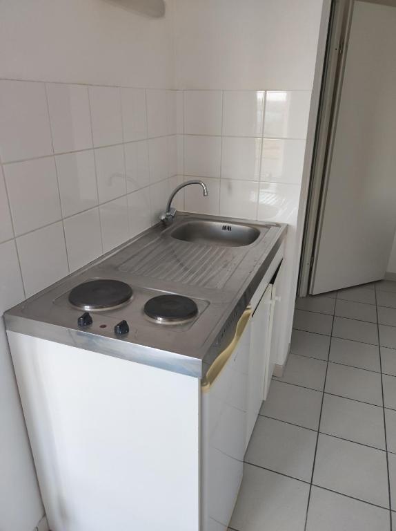 une cuisine avec un évier et un plan de travail dans l'établissement Studio Center, au Havre