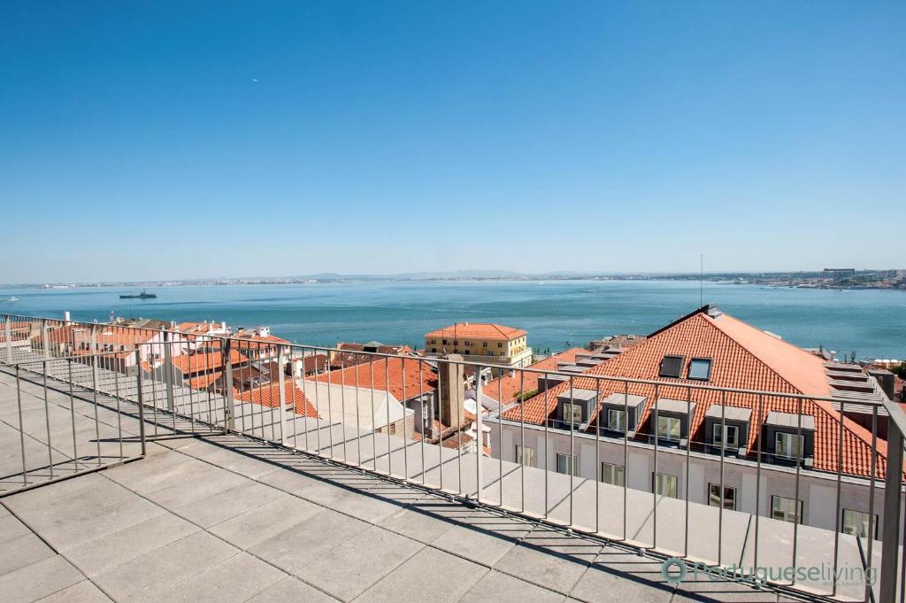 een uitzicht op het water vanaf het dak van een gebouw bij Lisbon Chiado One in Lissabon