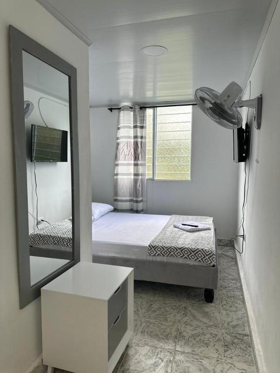 Postel nebo postele na pokoji v ubytování HOTEL Mira Cruz