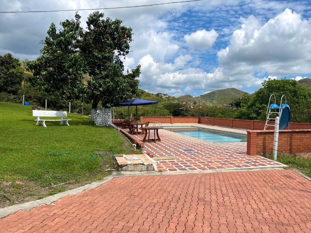 Bazén v ubytování HOTEL Mira Cruz nebo v jeho okolí