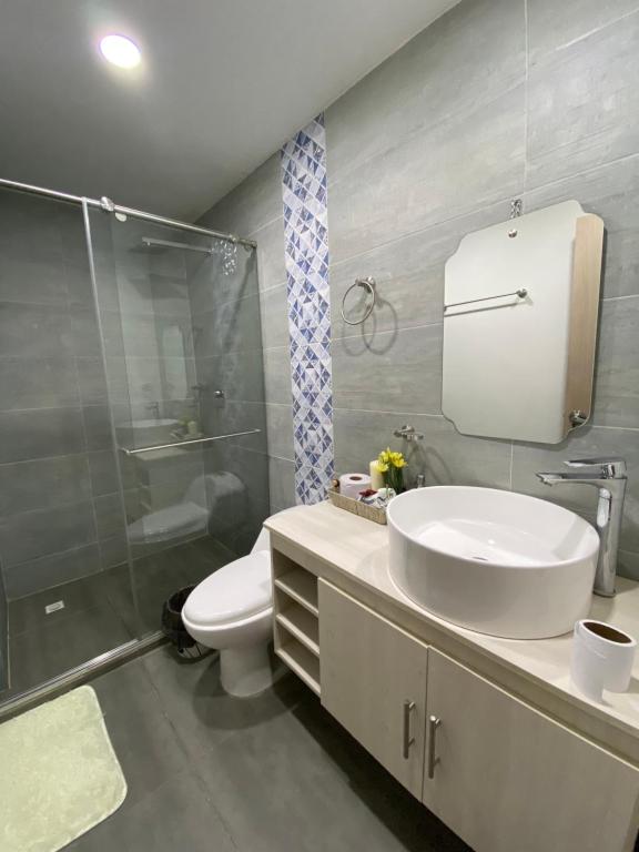 a bathroom with a sink and a toilet and a shower at hermoso apartamento central, capacidad 6 personas in Pasto