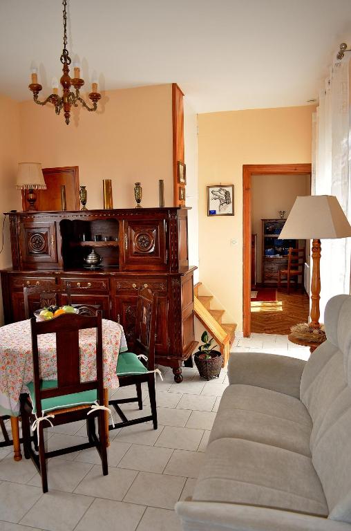 un salon avec un canapé et une table dans l'établissement La maison d'Arthur et Armelène, à Rely