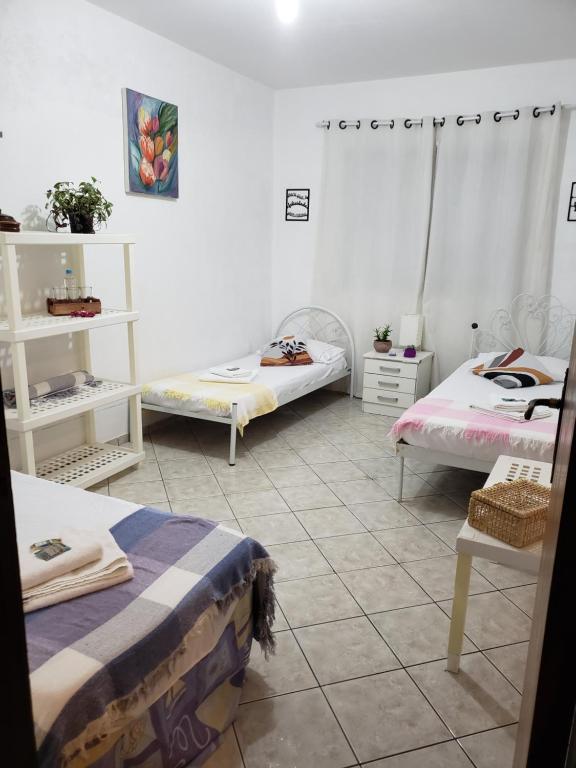 a room with three beds in a room at La Linda playa in Guaratuba