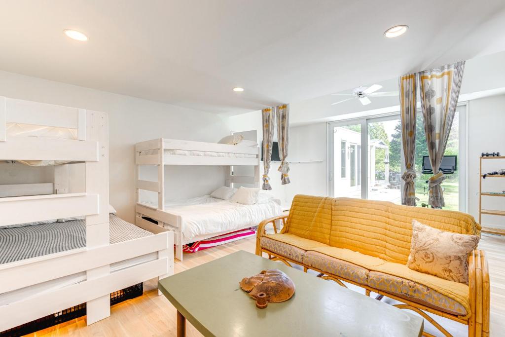Kuchyň nebo kuchyňský kout v ubytování Hamptons Home with Private Pool, 1 Mi to Beach!