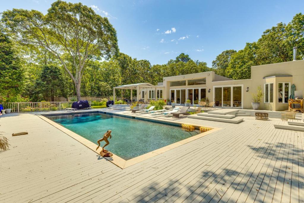 Bazén v ubytování Hamptons Home with Private Pool, 1 Mi to Beach! nebo v jeho okolí