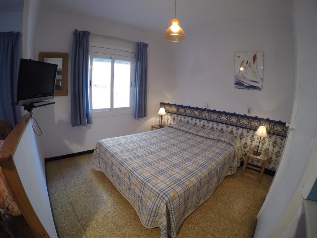 Postel nebo postele na pokoji v ubytování Apartamentos Montserrat