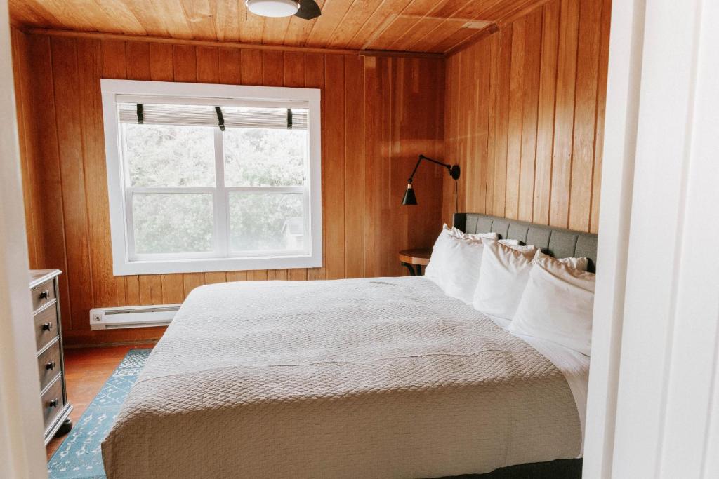 Letto o letti in una camera di The Inn at Arch Cape