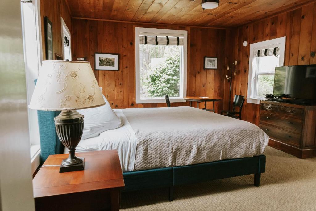 Letto o letti in una camera di The Inn at Arch Cape