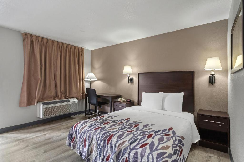 Red Roof Inn Wilmington NC - 豪华房间，有一个大床残疾访问不吸烟