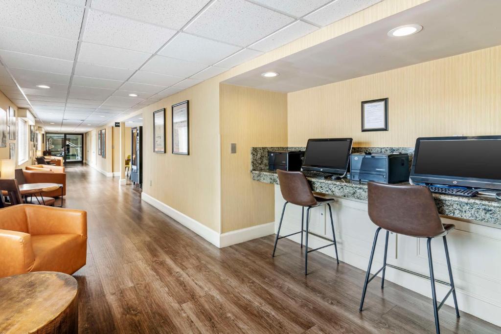 a lobby with a bar with chairs and tables at Best Western Springfield Hotel in Springfield