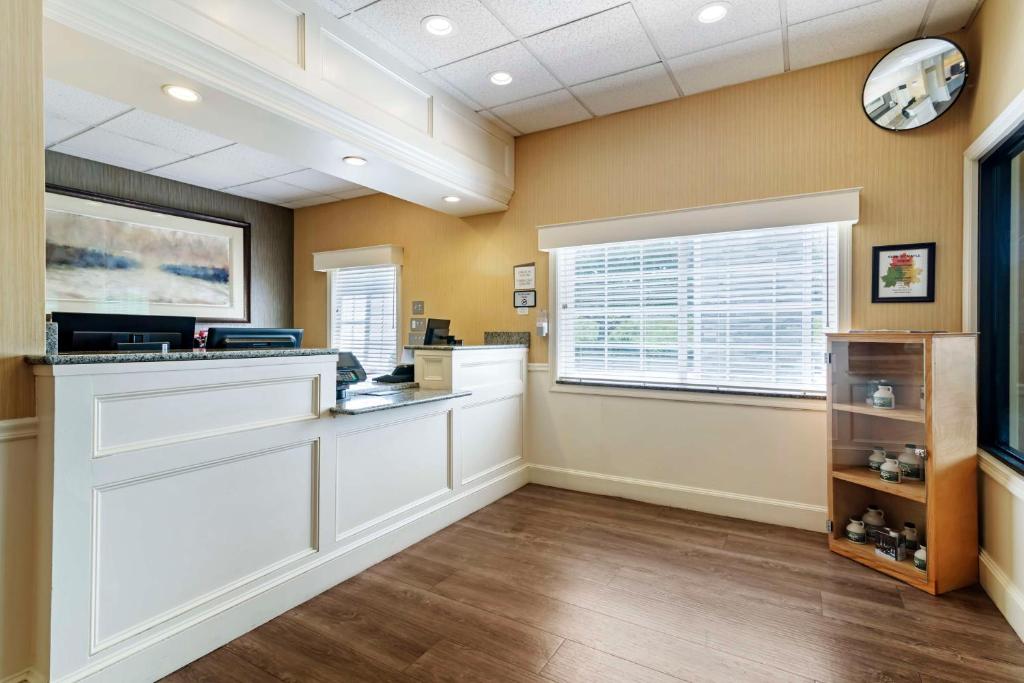 an empty office with a counter and a window at Best Western Springfield Hotel in Springfield