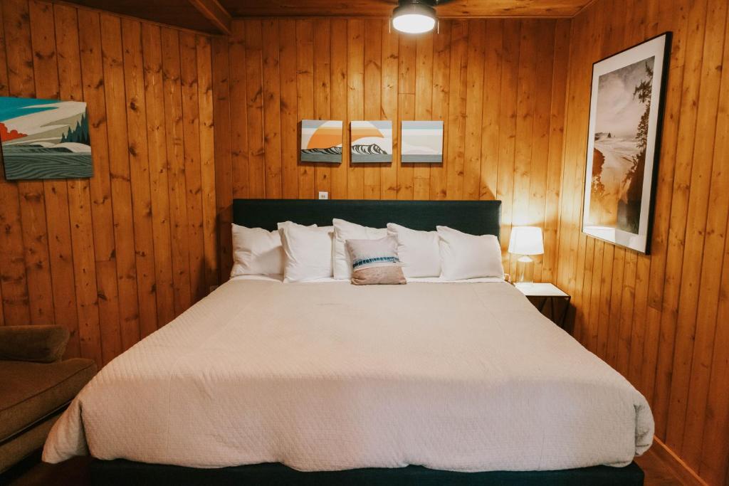 Letto o letti in una camera di The Inn at Arch Cape