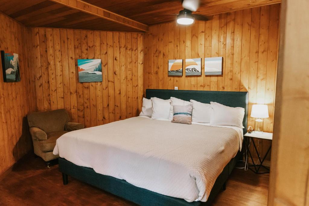 Letto o letti in una camera di The Inn at Arch Cape