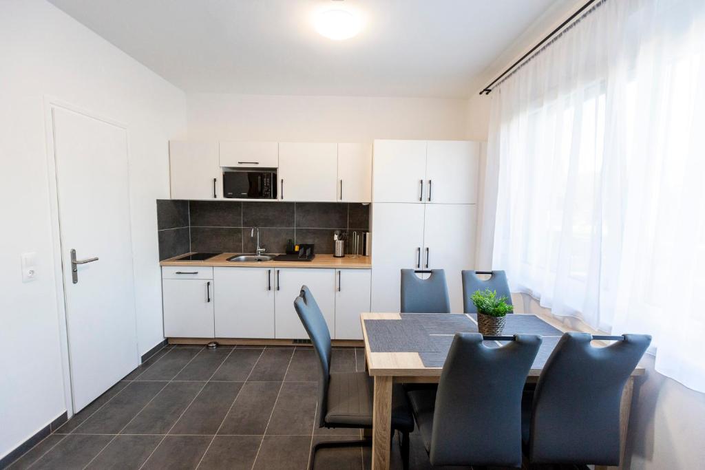 Kuchyň nebo kuchyňský kout v ubytování Horváth Apartman