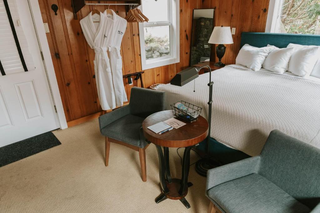 Letto o letti in una camera di The Inn at Arch Cape
