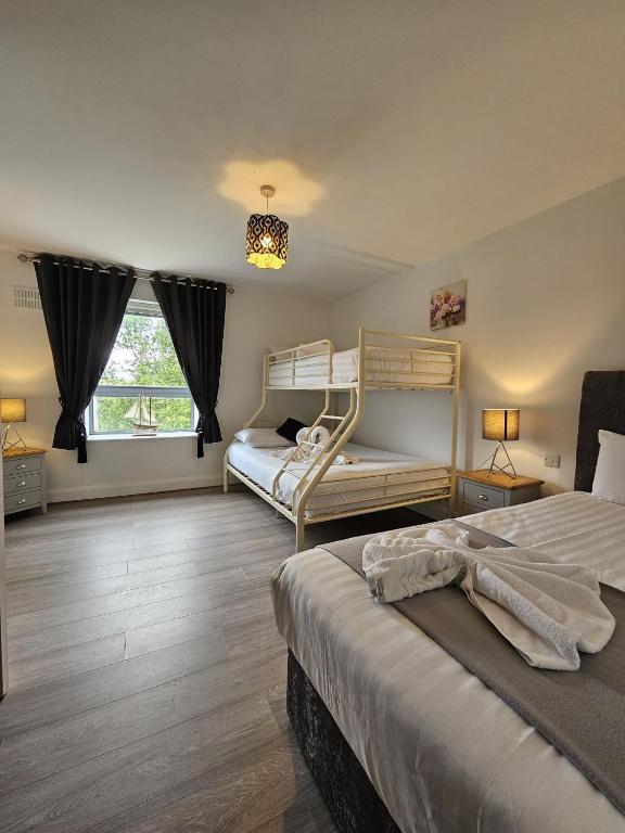 Postel nebo postele na pokoji v ubytování Wild Atlantic Apartments Killarney