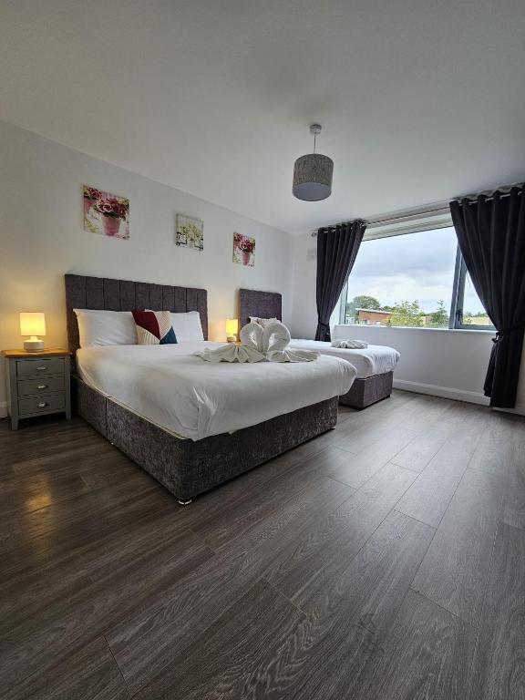 Postel nebo postele na pokoji v ubytování Wild Atlantic Apartments Killarney