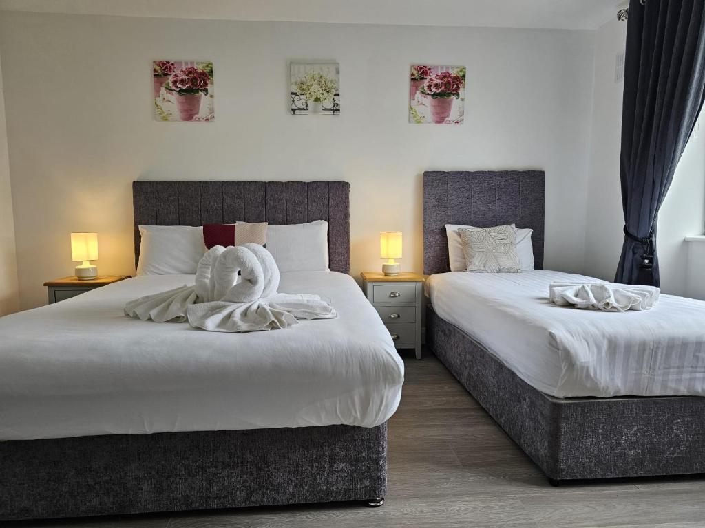 Postel nebo postele na pokoji v ubytování Wild Atlantic Apartments Killarney