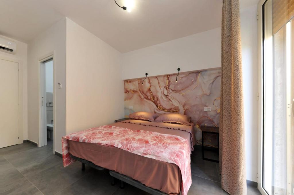 una camera da letto con un letto grande con una parete di MaryGiò a Salerno