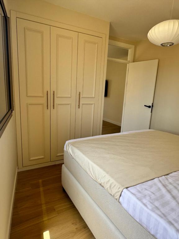 Postel nebo postele na pokoji v ubytování belle vue appartement al hoceima