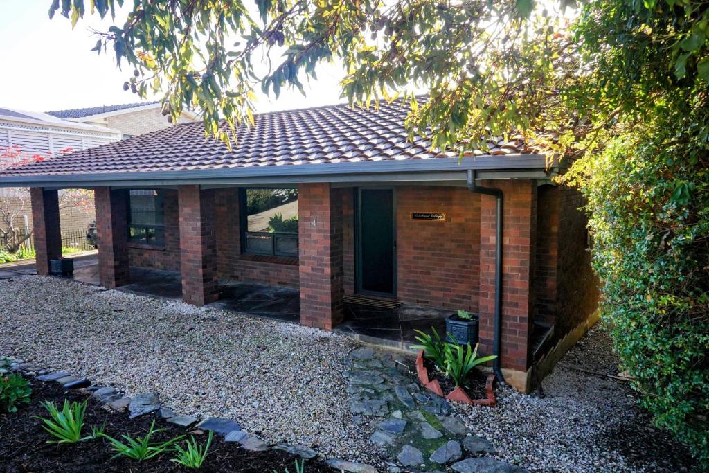 una casa di mattoni con un tetto sopra di Cakebread Cottage a Encounter Bay