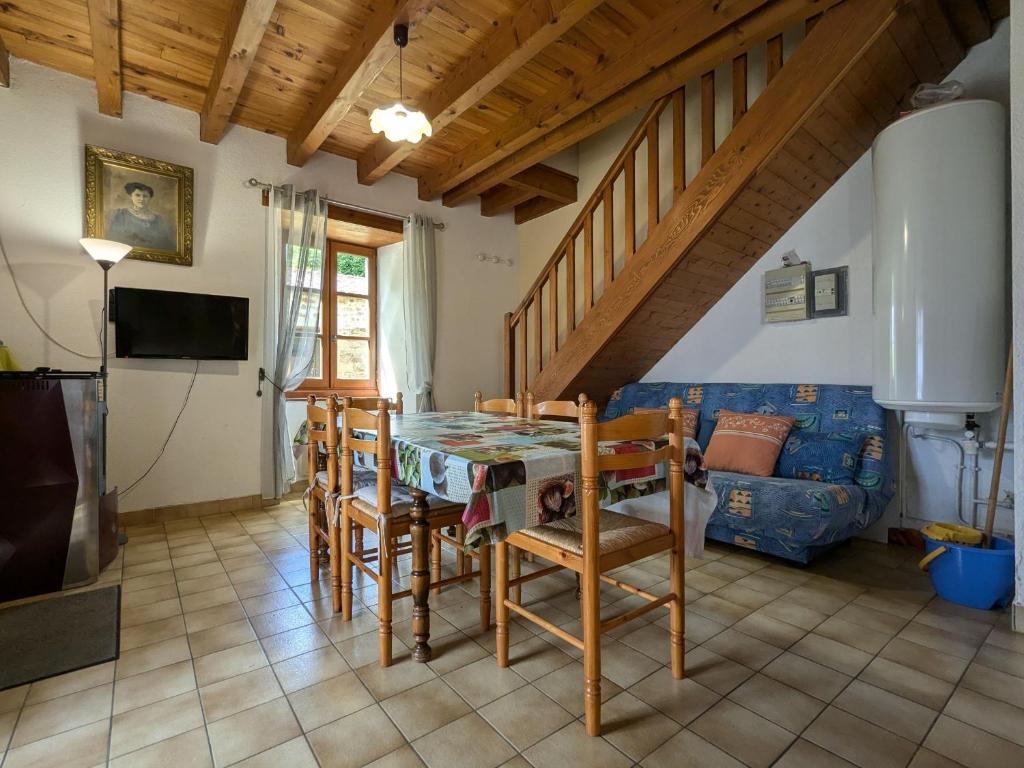 Charmant Gîte en Pierre avec 3 Chambres, Cour et Proximité Activités, Pinols - FR-1-582-252 - Casa De Vacaciones (6 Adultos)