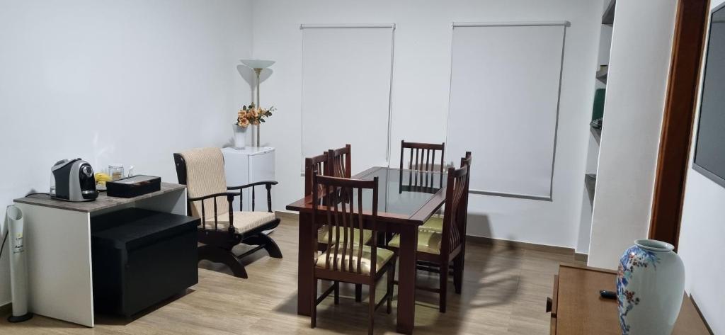 a dining room with a table and chairs at WK Green Vine in Santa Rita do Sapucaí
