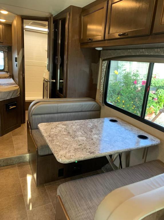 Posezení v ubytování AJ-XL RV Rental