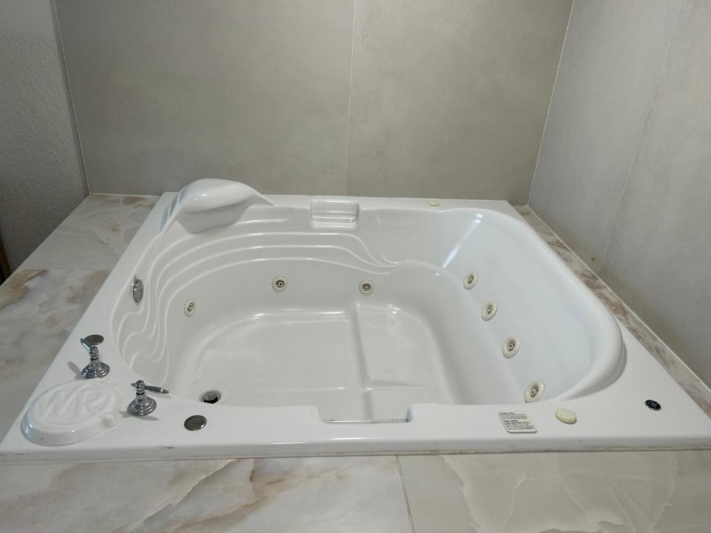 eine weiße Badewanne in einem Zimmer in der Unterkunft Westgate Vacation Villas resort in Orlando