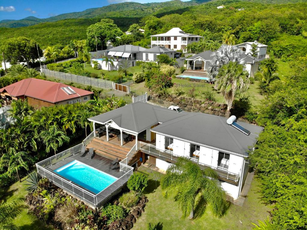 una vista aérea de una casa con piscina en Villa Tropical Quintet, en Deshaies