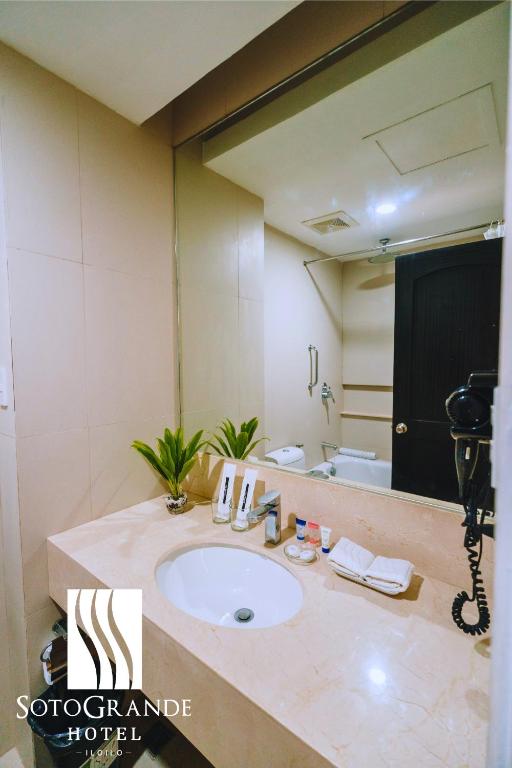 Koupelna v ubytování Sotogrande Iloilo Hotel