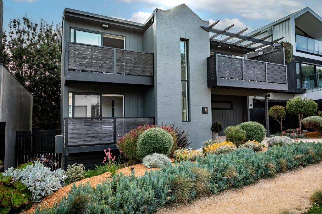 een huis met een tuin ervoor bij Stylish Beach House Retreat - Close to River & Shops in Barwon Heads
