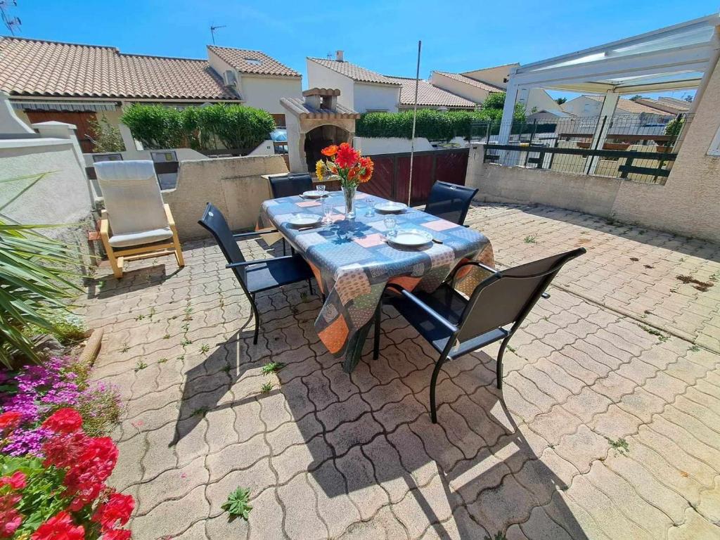 Photo de la galerie de l'établissement Maison Climatisée avec Terrasse et Parking – 6 pers, Proche Plage - FR-1-326-829, à Marseillan